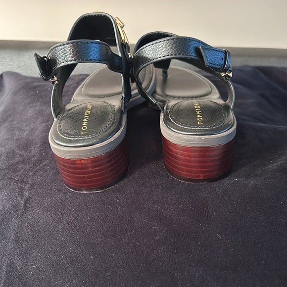 Tommy Hilfiger Ezmeai Black Gold Chain Heeled Sandal Women’s size 7.5 - Picture 4 of 5